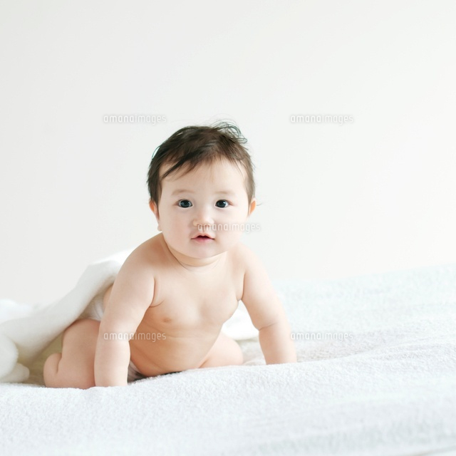 布団の上の赤ちゃん の写真素材 イラスト素材 アマナイメージズ 布団の上の赤ちゃん の写真素材 イラスト素材 アマナイメージズ