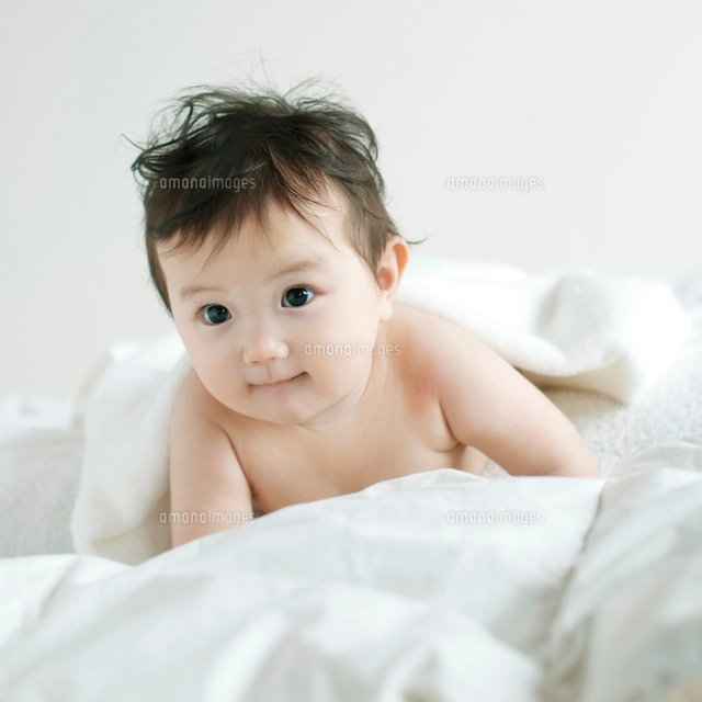 布団の上の赤ちゃん の写真素材 イラスト素材 アマナイメージズ 布団の上の赤ちゃん の写真素材 イラスト素材 アマナイメージズ