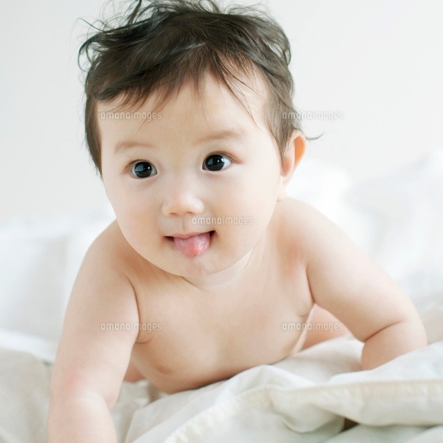 布団の上の赤ちゃん の写真素材 イラスト素材 アマナイメージズ 布団の上の赤ちゃん の写真素材 イラスト素材 アマナイメージズ