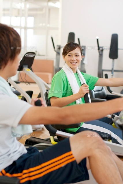 スポーツジムで運動をするカップル の写真素材 イラスト素材 アマナイメージズ
