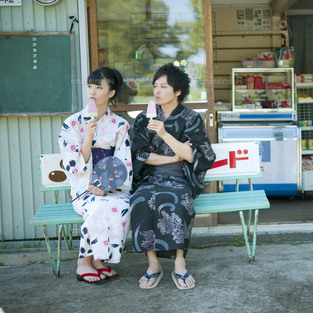 アイスを食べる浴衣姿のカップル の写真素材 イラスト素材 アマナイメージズ