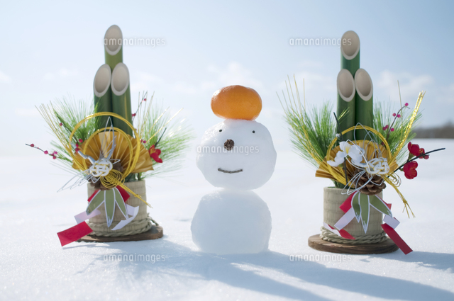 みかんをのせた雪だるまと門松[11017004966]の写真・イラスト素材