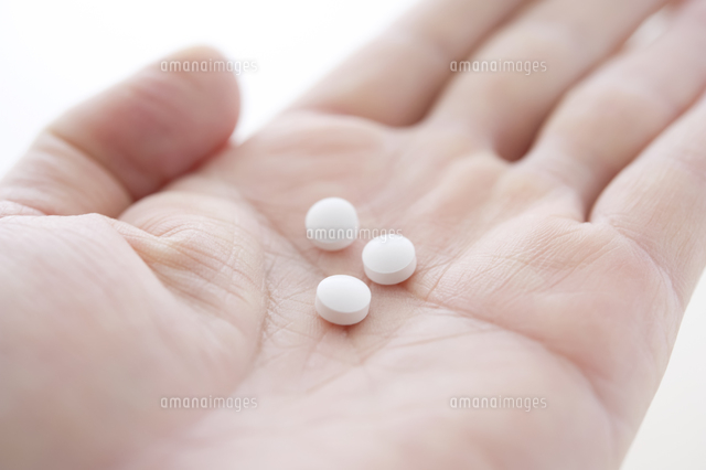 手の平にのせた錠剤の薬 の写真素材 イラスト素材 アマナイメージズ