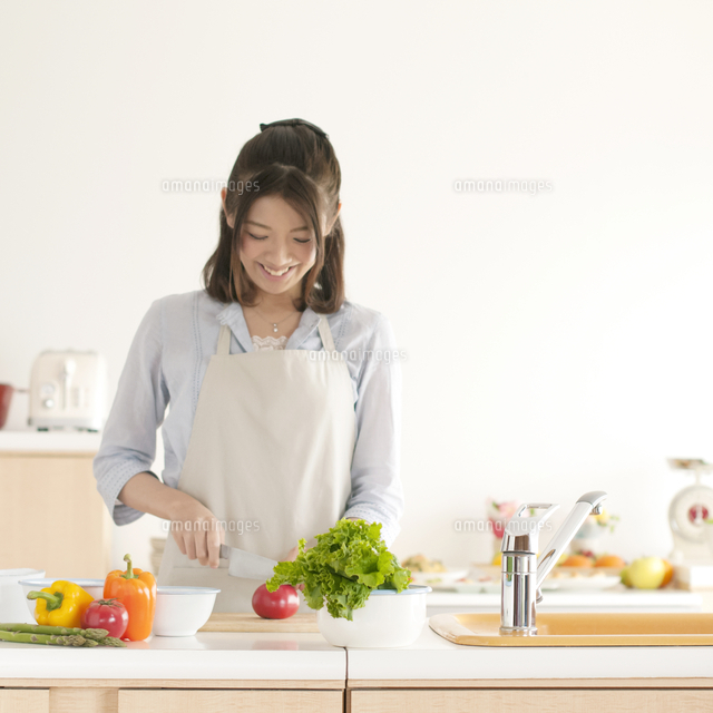キッチンで料理をする女性 の写真素材 イラスト素材 アマナイメージズ