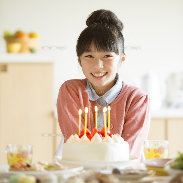 ケーキと微笑む女の子 の写真素材 イラスト素材 アマナイメージズ