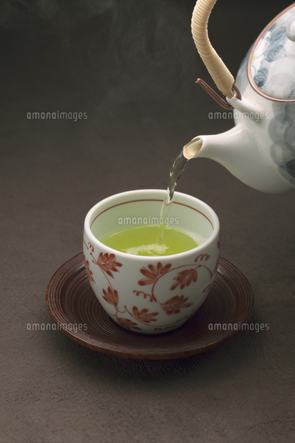 急須で注ぐお茶 の写真素材 イラスト素材 アマナイメージズ
