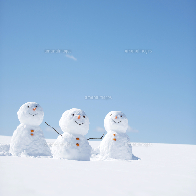 雪原に並ぶ雪だるま[11017005964]の写真・イラスト素材｜アマナイメージズ