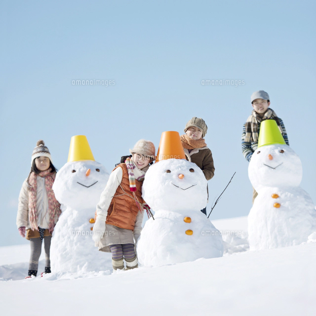 雪原に並ぶ雪だるま[11017005964]の写真・イラスト素材｜アマナイメージズ