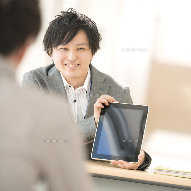 Piビジネスマンさん専用　タブレット タブレットPCを使い説明をするビジネスマン[11017006077]の写真