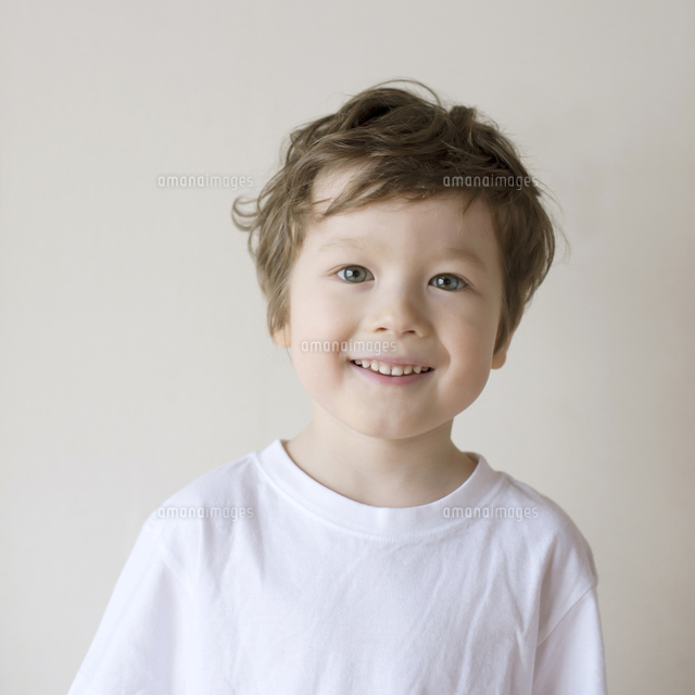 微笑むハーフの男の子 の写真素材 イラスト素材 アマナイメージズ