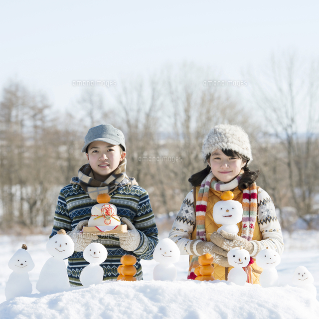 鏡餅と雪だるまを持つ小学生 の写真素材 イラスト素材 アマナイメージズ