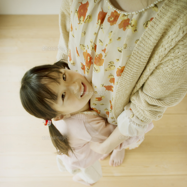 母親に抱きつく女の子 の写真素材 イラスト素材 アマナイメージズ