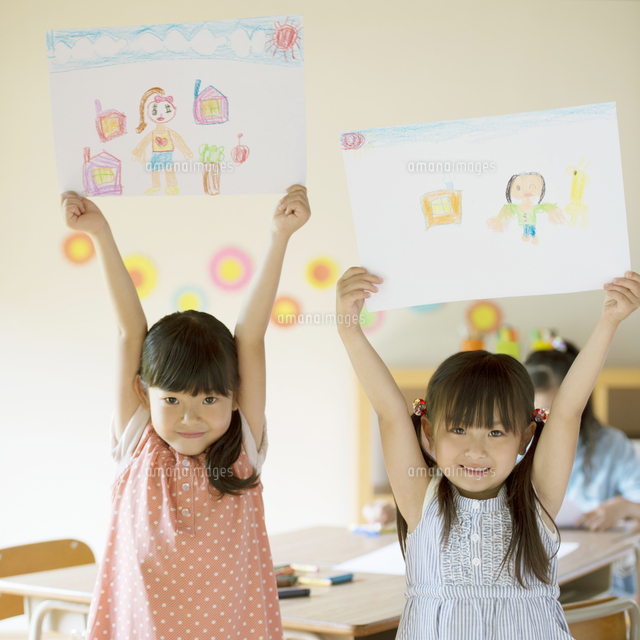 自分の描いた絵を見せる女の子 の写真素材 イラスト素材 アマナイメージズ
