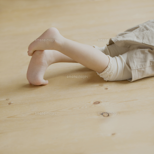 床に寝そべる女の子の足元 の写真素材 イラスト素材 アマナイメージズ