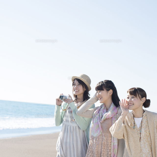 海辺で微笑む女性の写真 海で微笑む3人の女性[11017007375]の写真・イラスト素材｜アマナイメージズ