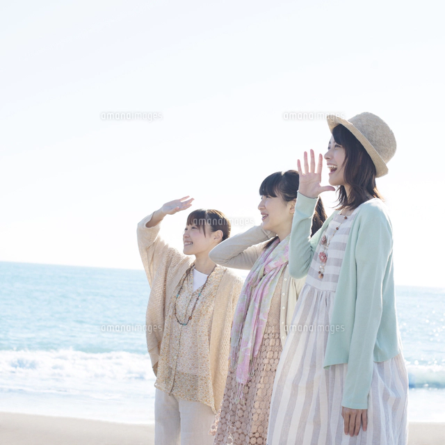 海辺で微笑む女性の写真 ビーチで微笑むビキニ姿の女性[10568001035]の写真・イラスト素材