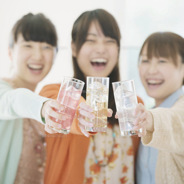 乾杯をする3人の女性 の写真素材 イラスト素材 アマナイメージズ 乾杯をする3人の女性 の写真素材 イラスト素材 アマナイメージズ
