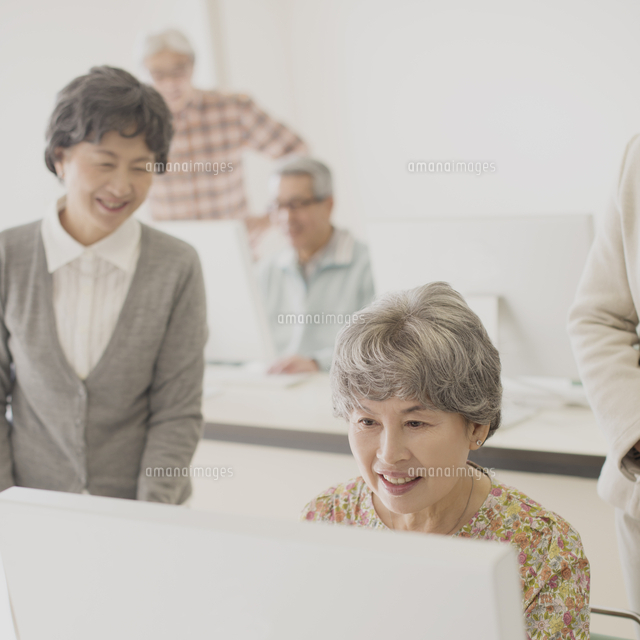 パソコン教室で講習を受けるシニア の写真素材 イラスト素材 アマナイメージズ