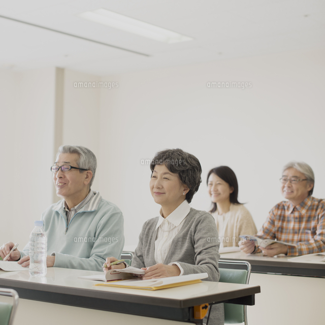 セミナーを受けるシニア の写真素材 イラスト素材 アマナイメージズ