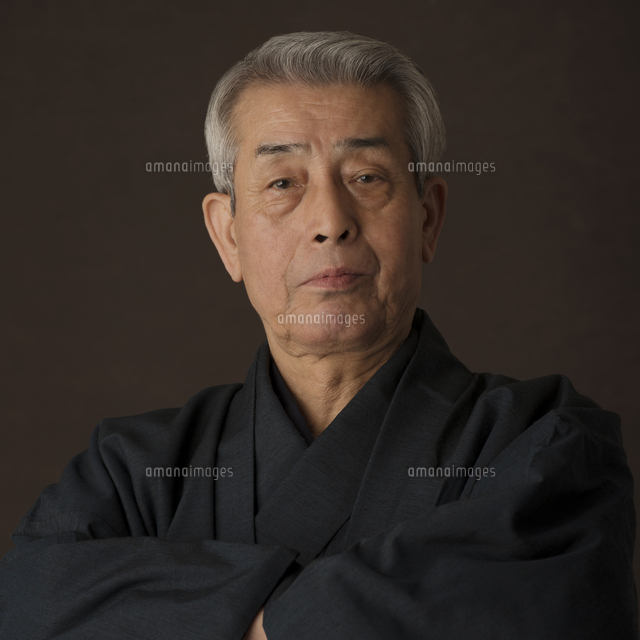 和服のシニア男性 の写真素材 イラスト素材 アマナイメージズ