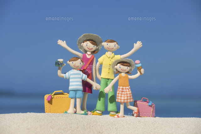 旅行中に浜辺でポーズをとる家族と海 クラフト の写真素材 イラスト素材 アマナイメージズ