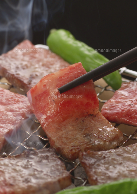 網の上で返す焼き肉 の写真素材 イラスト素材 アマナイメージズ