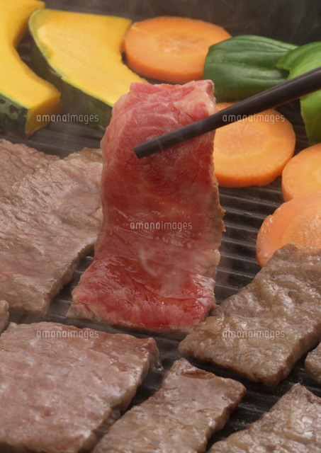 鉄板で返した焼き肉 の写真素材 イラスト素材 アマナイメージズ