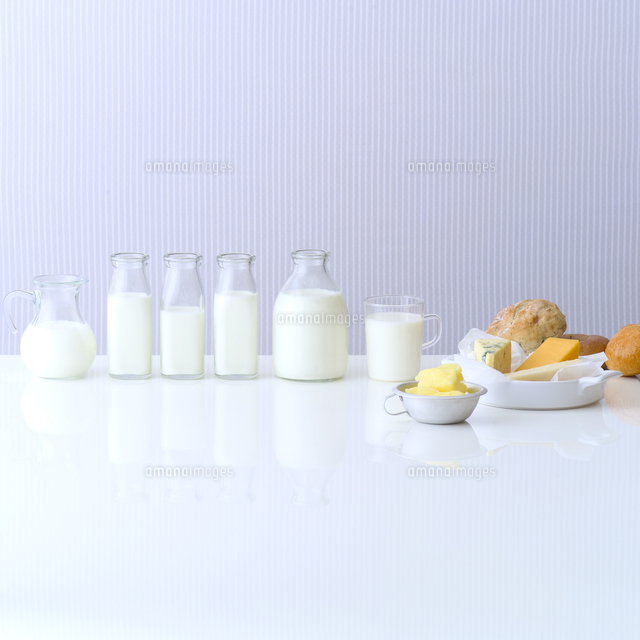 ビンに入った牛乳と乳製品 の写真素材 イラスト素材 アマナイメージズ