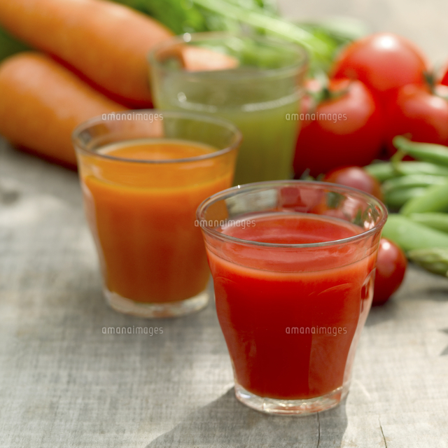 野菜と3つの野菜ジュース の写真素材 イラスト素材 アマナイメージズ