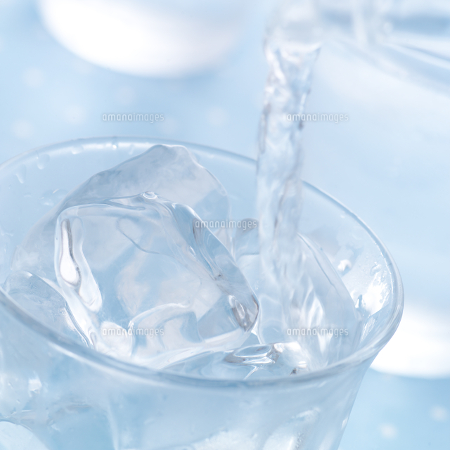 グラスにそそがれる冷たい水 の写真素材 イラスト素材 アマナイメージズ