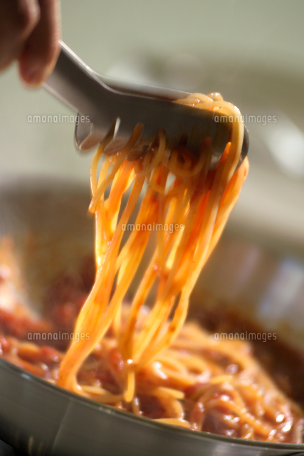 トングでパスタを持ち上げるシーン の写真素材 イラスト素材 アマナイメージズ