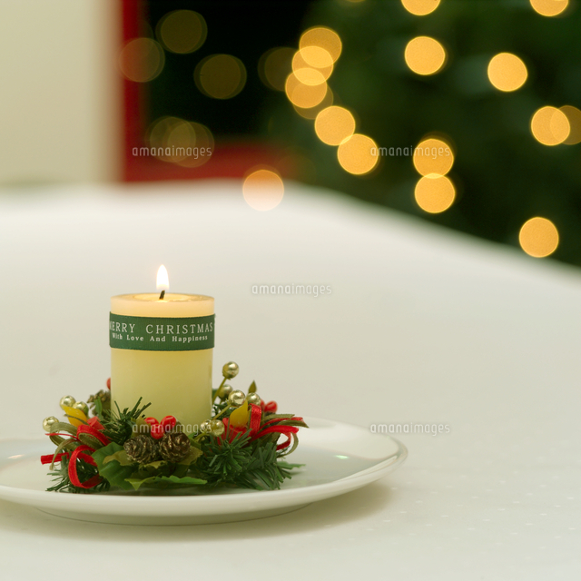 リボンを巻いたクリスマスキャンドル の写真素材 イラスト素材 アマナイメージズ