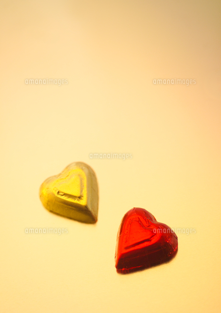 二つのハートのチョコレート の写真素材 イラスト素材 アマナイメージズ