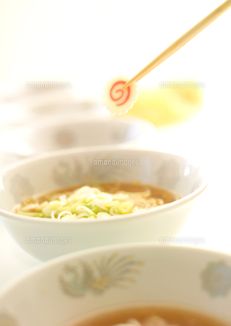 ラーメンに入れるナルト の写真素材 イラスト素材 アマナイメージズ
