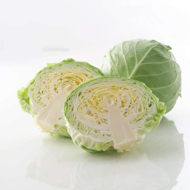 半分に切ったキャベツ の写真素材 イラスト素材 アマナイメージズ