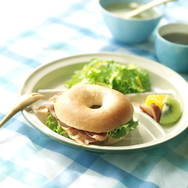 ベーグルのある朝食 の写真素材 イラスト素材 アマナイメージズ