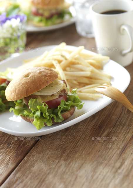 カフェのフォカッチャのワンプレートランチ の写真素材 イラスト素材 アマナイメージズ