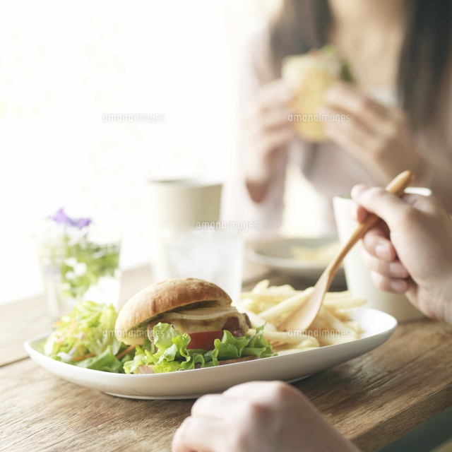 カフェでワンプレートランチを食べるカップル の写真素材 イラスト素材 アマナイメージズ