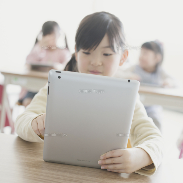 タブレットpcで勉強をする小学生 の写真素材 イラスト素材 アマナイメージズ