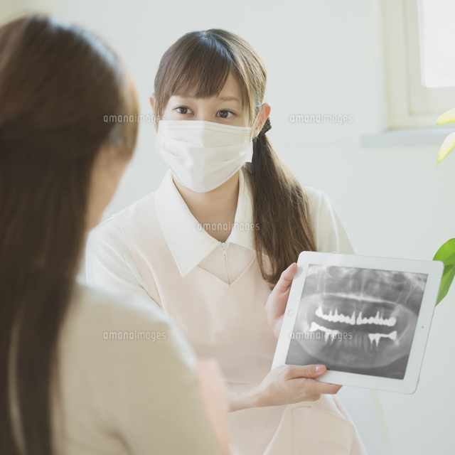 患者に説明をする歯科助手 の写真素材 イラスト素材 アマナイメージズ
