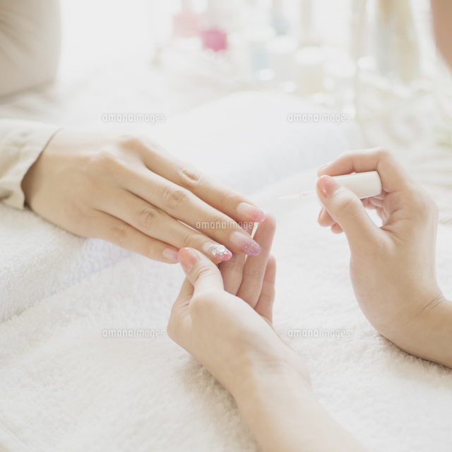 ネイルサロンでケアをする女性の手元 の写真素材 イラスト素材 アマナイメージズ ネイルサロンでケアをする女性の手元 の写真素材 イラスト素材 アマナイメージズ
