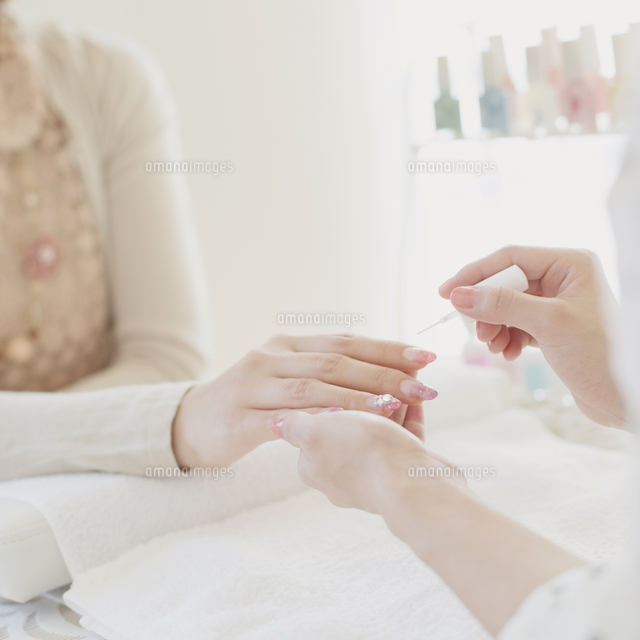 ネイルサロンでケアをする女性の手元 の写真素材 イラスト素材 アマナイメージズ ネイルサロンでケアをする女性の手元 の写真素材 イラスト素材 アマナイメージズ