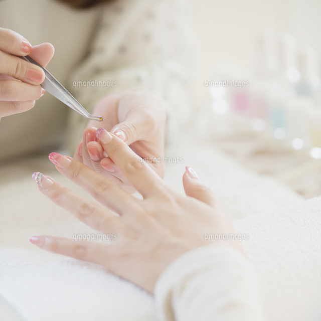 ネイルサロンでケアをする女性の手元 の写真素材 イラスト素材 アマナイメージズ