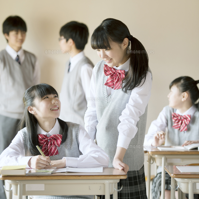 教室で談笑をする中学生 の写真素材 イラスト素材 アマナイメージズ