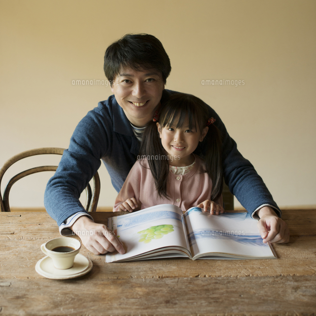 本を読む父親と娘 の写真素材 イラスト素材 アマナイメージズ