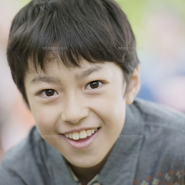 微笑む小学生の男の子 の写真素材 イラスト素材 アマナイメージズ
