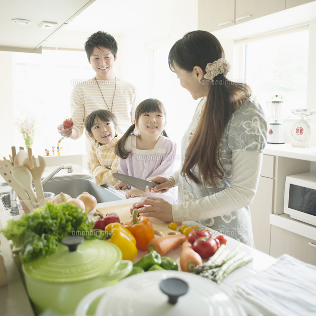 キッチンで料理をする家族 の写真素材 イラスト素材 アマナイメージズ