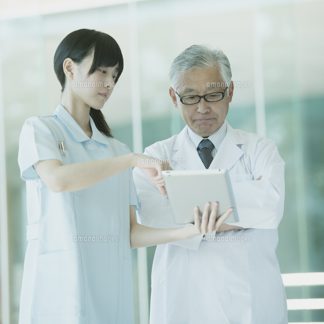 タブレットpcを見る医者と看護師 の写真素材 イラスト素材 アマナイメージズ