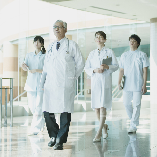 病院のロビーを歩く医者と看護師 の写真素材 イラスト素材 アマナイメージズ