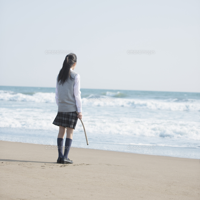 海を眺める女子校生の後姿 の写真素材 イラスト素材 アマナイメージズ